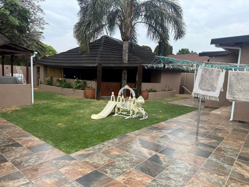 Spacious Home with Flatlet, Garages, and Exceptional Features - Photo 3