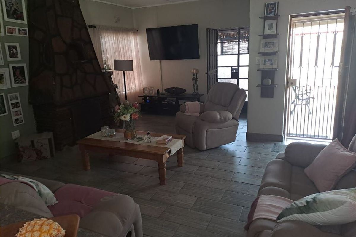 Charming 3-Bedroom Home with Pool and Spacious Living - Photo 2