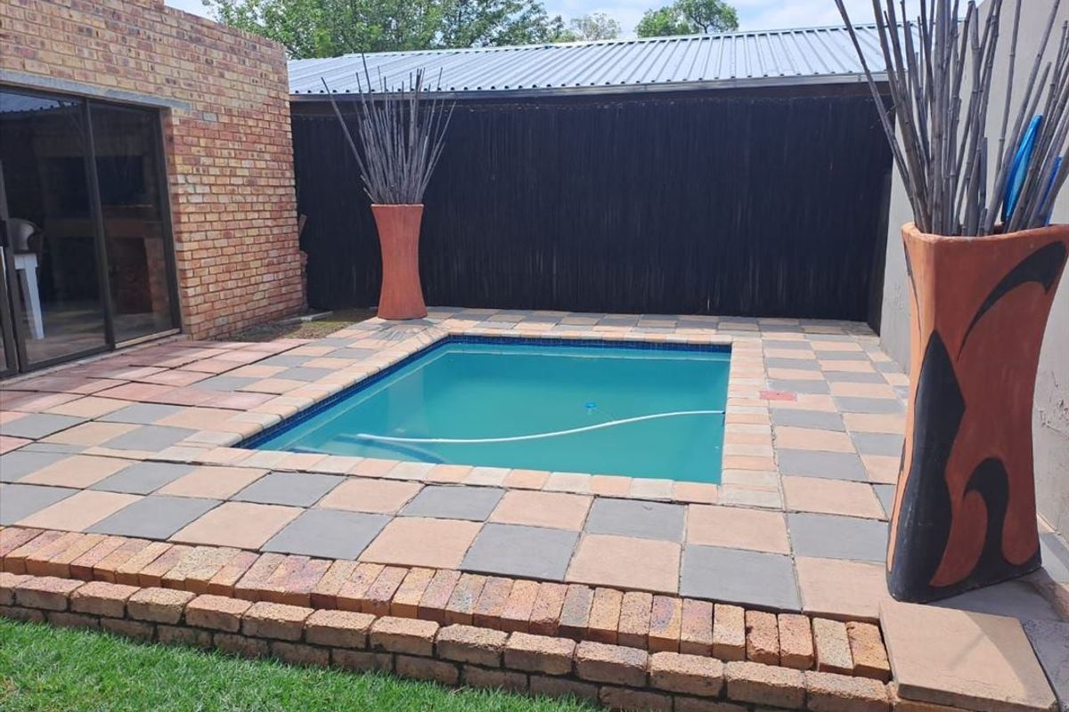 Charming 3-Bedroom Home with Pool and Spacious Living - Photo 3