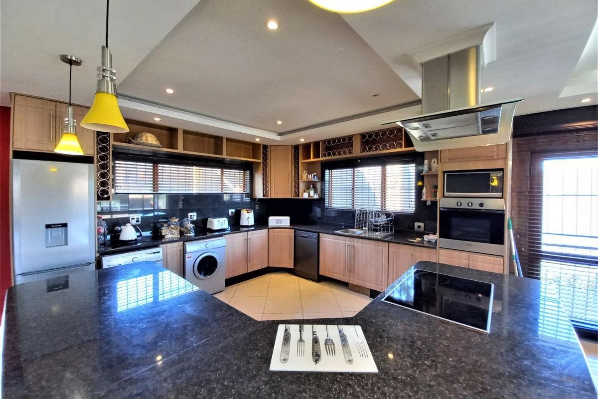 Magnificent Bali-Style Home with Mountain Views in Vaal Marina - Photo 3