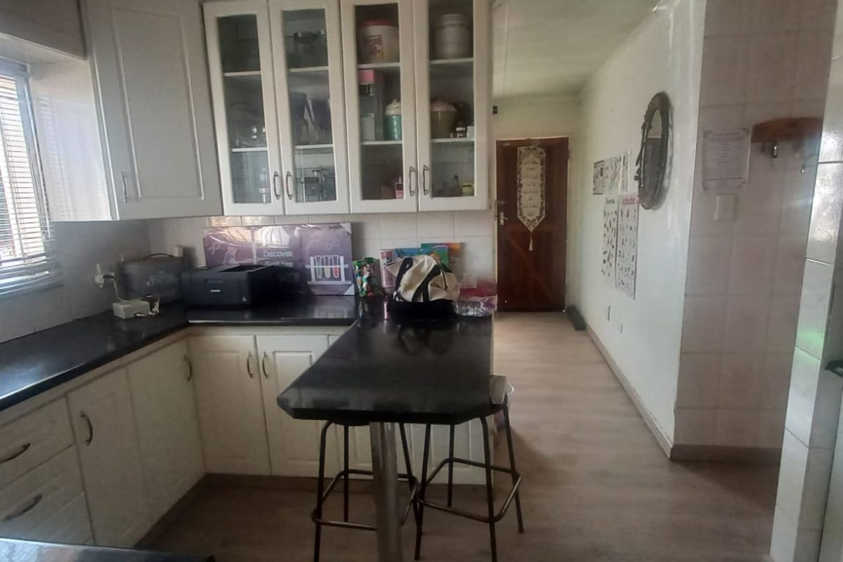 A Stunning 3-Bedroom Family Home – Perfect for starting a creche with everything in place. - Photo 2