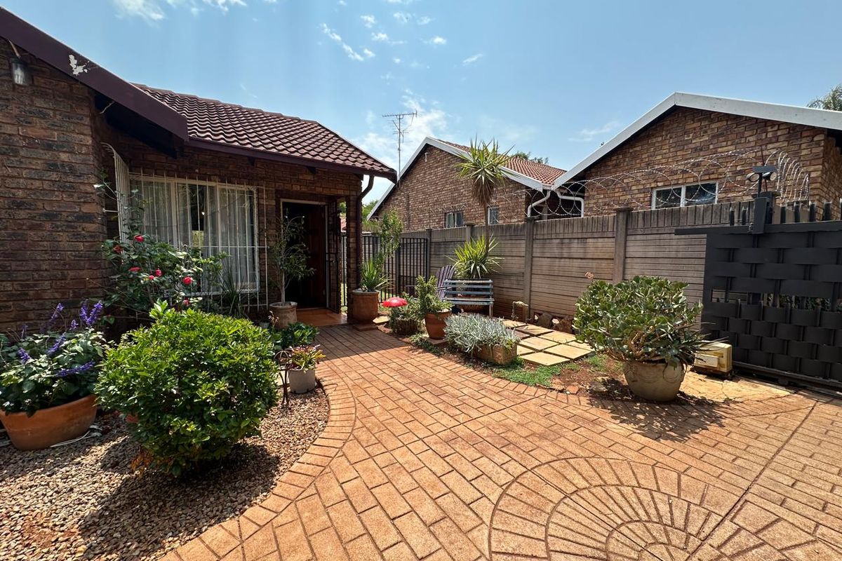 A Rare Find — Full Title, Great Space, and Endless Potential. - Photo 2