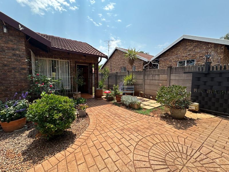 A Rare Find — Full Title, Great Space, and Endless Potential. - Photo 2