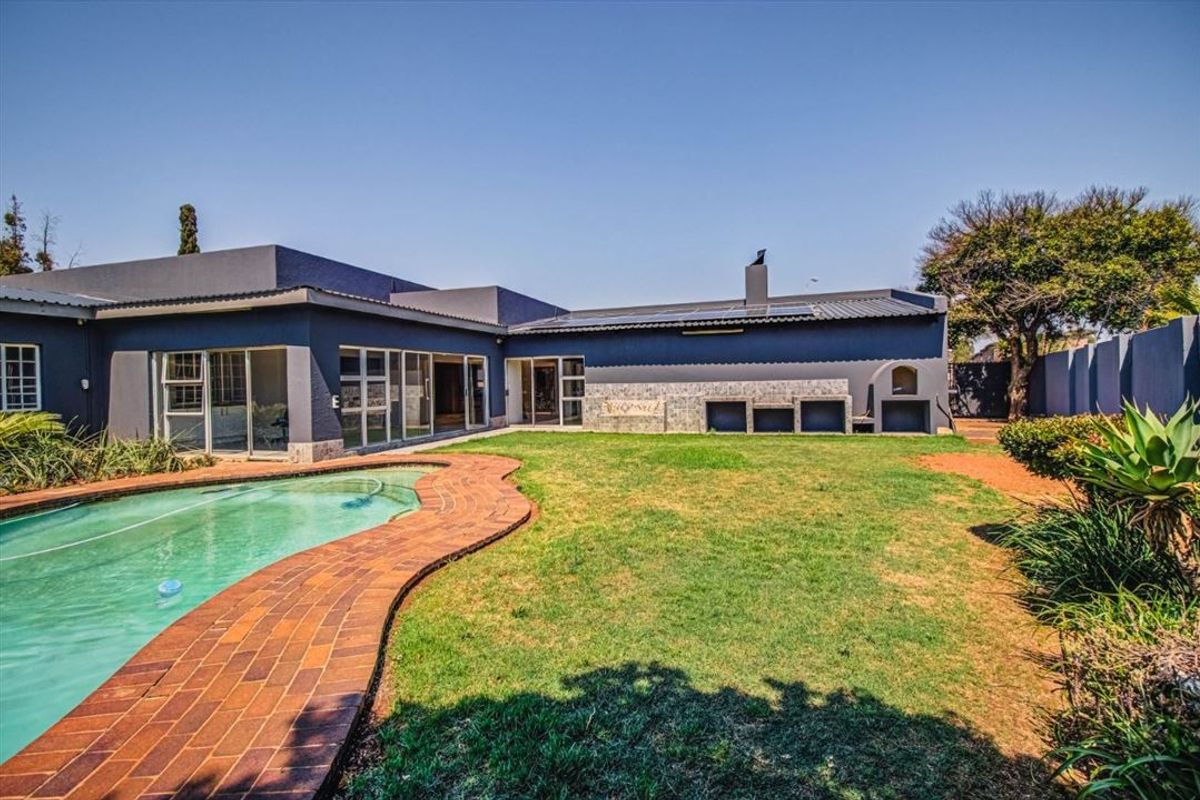 Spacious Family Home with Modern Comforts - Photo 3