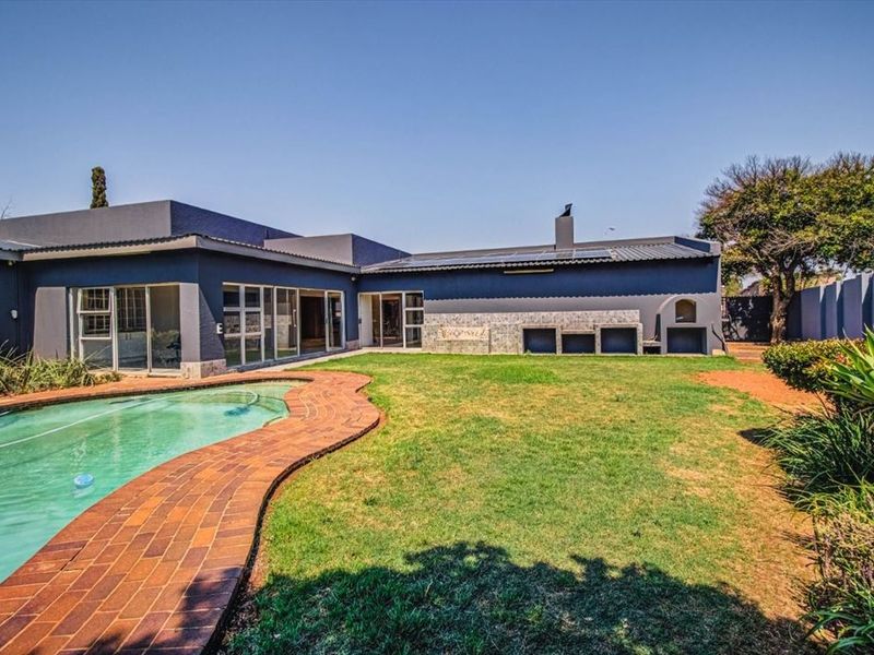 Spacious Family Home with Modern Comforts - Photo 3