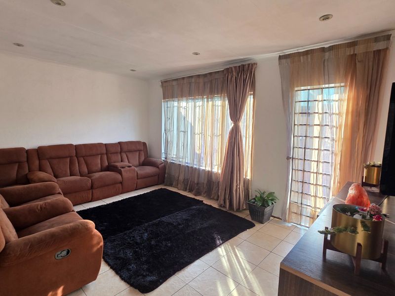 Spacious Modern Home for Sale in a Prime Location. - Photo 8