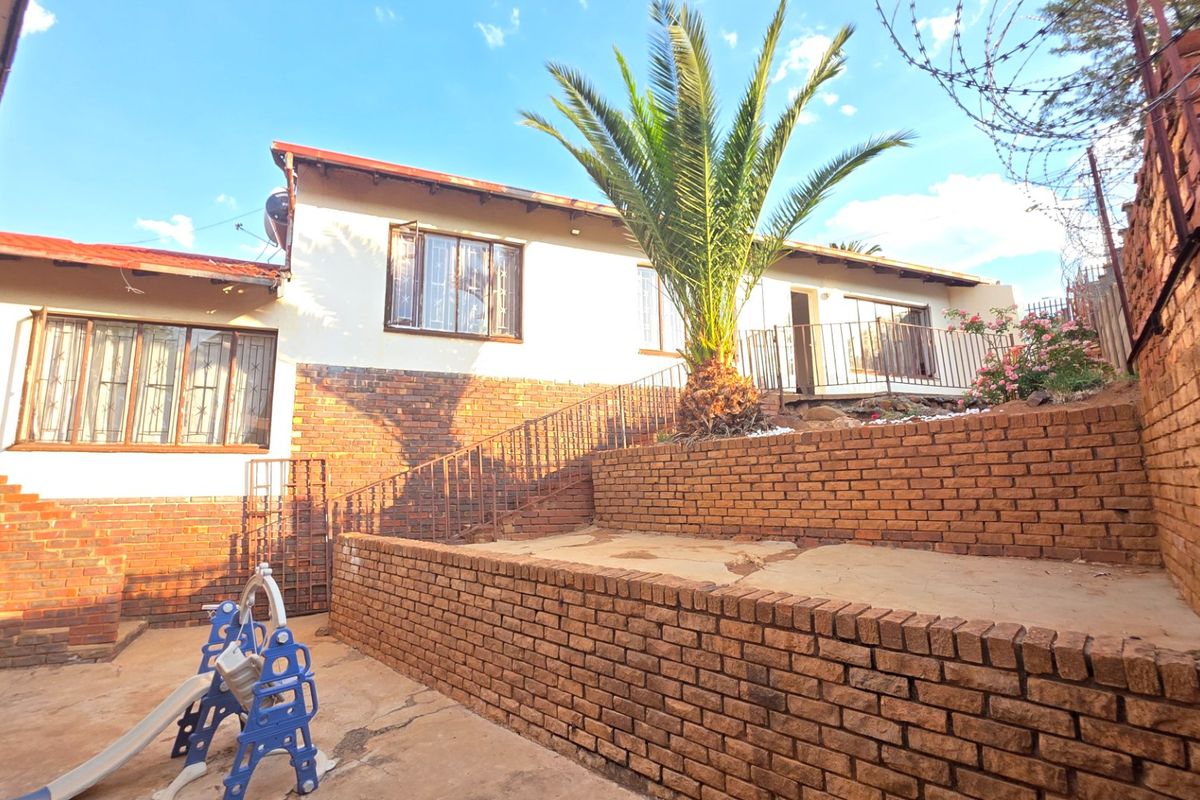 Spacious Modern Home for Sale in a Prime Location. - Photo 2