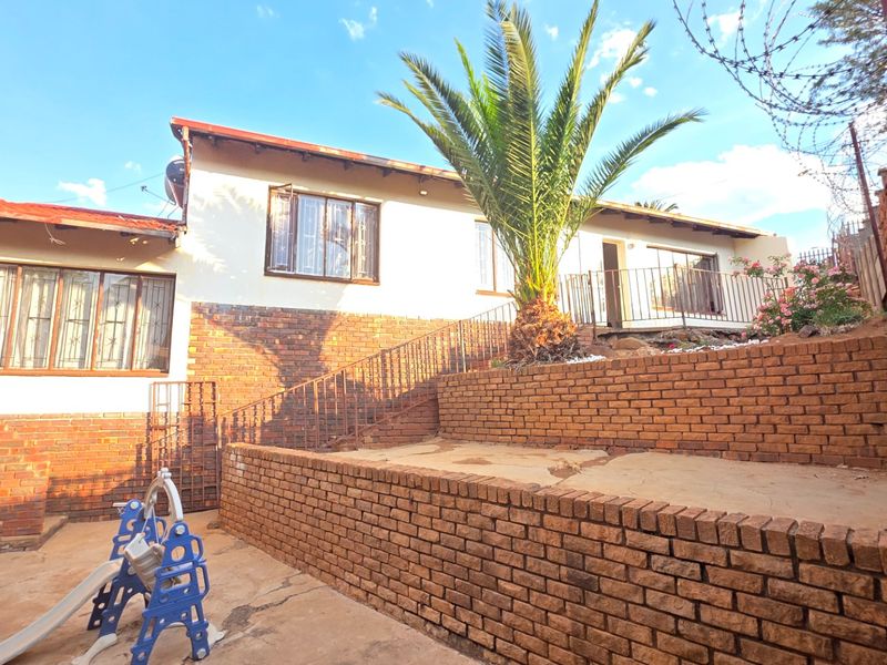 Spacious Modern Home for Sale in a Prime Location. - Photo 2