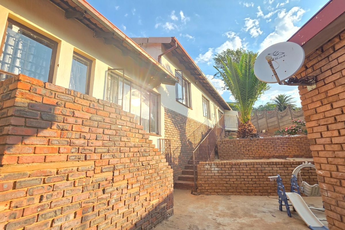 Spacious Modern Home for Sale in a Prime Location. - Photo 3