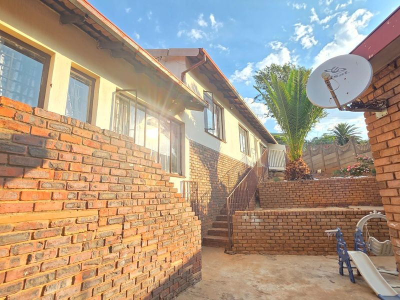 Spacious Modern Home for Sale in a Prime Location. - Photo 3