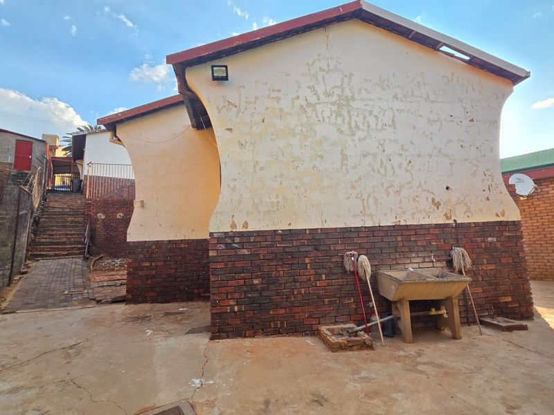 Spacious Modern Home for Sale in a Prime Location. - Photo 6