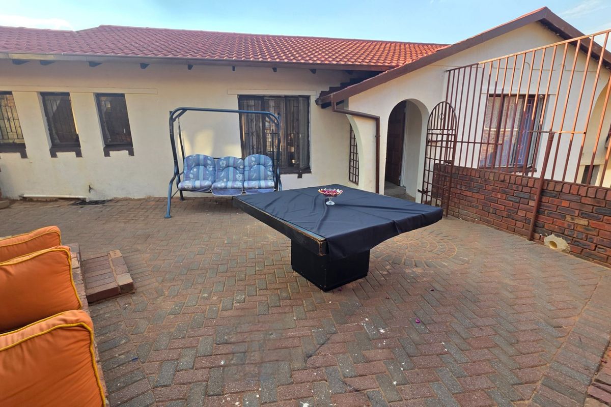 Spacious Modern Home for Sale in a Prime Location. - Photo 4