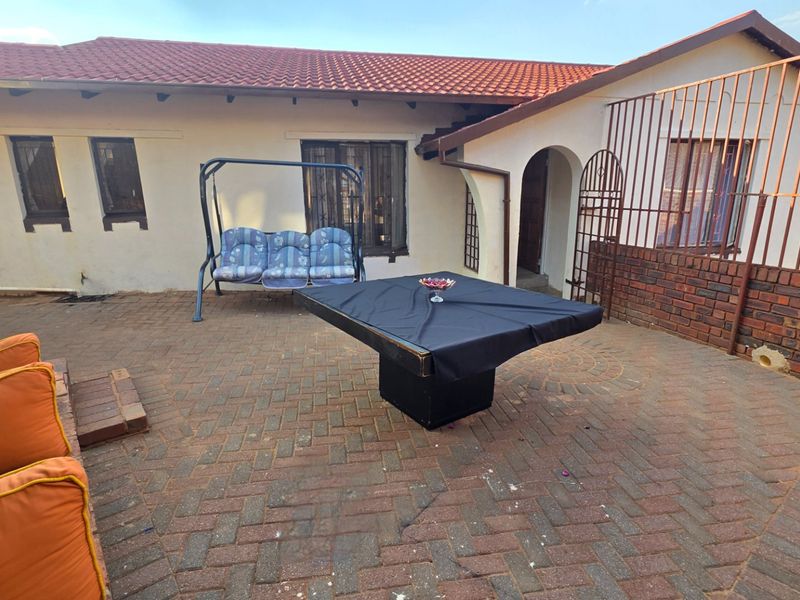 Spacious Modern Home for Sale in a Prime Location. - Photo 4