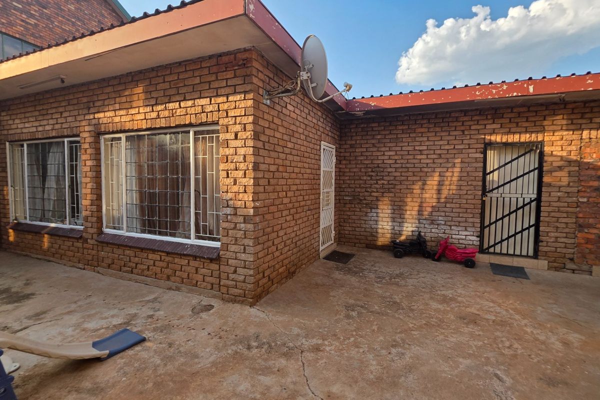 Spacious Modern Home for Sale in a Prime Location. - Photo 5