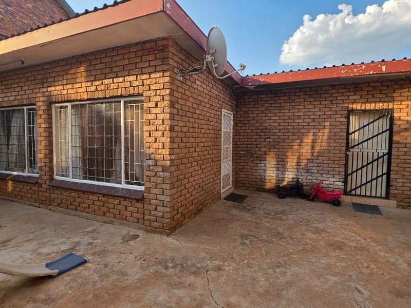 Spacious Modern Home for Sale in a Prime Location. - Photo 5