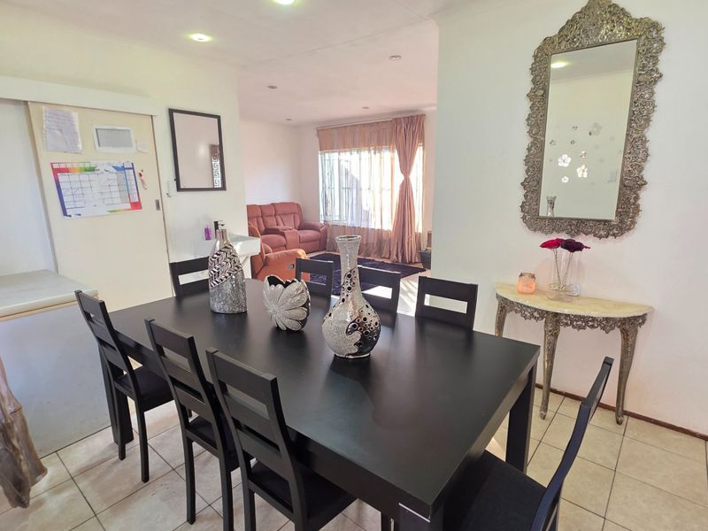 Spacious Modern Home for Sale in a Prime Location. - Photo 10