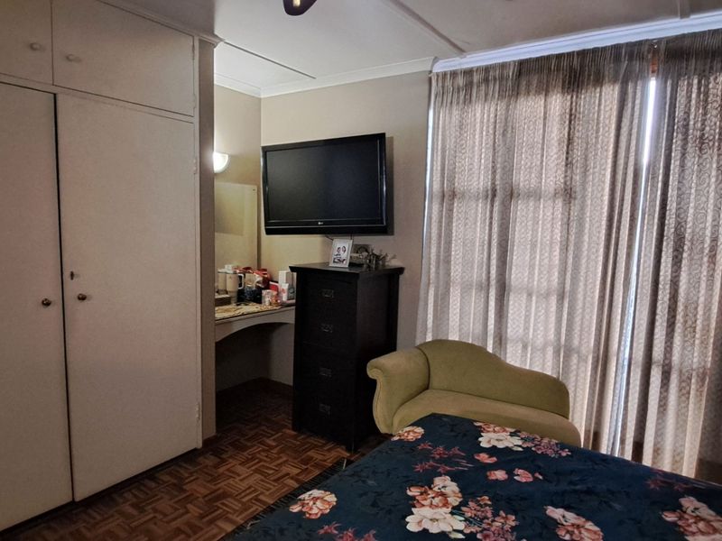 Lovely Duplex in a Secure Boomed-Off Area - Photo 7