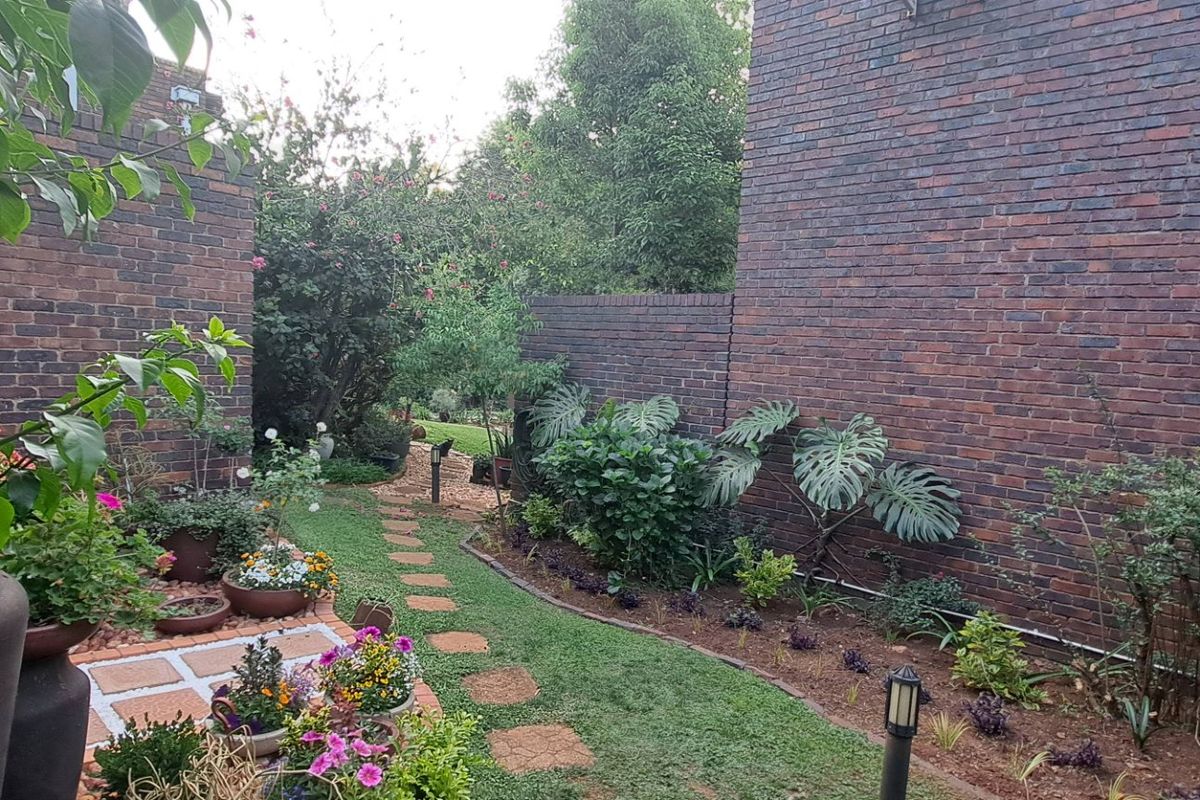 Lovely Duplex in a Secure Boomed-Off Area - Photo 5