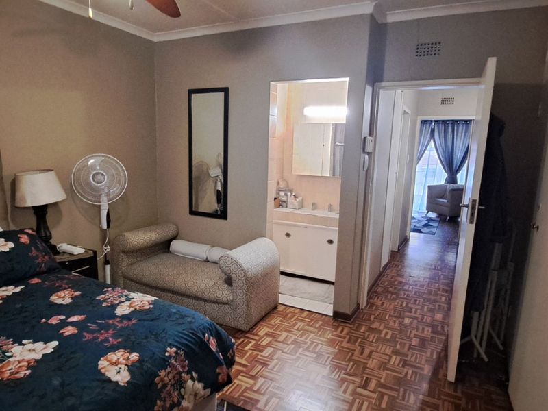 Lovely Duplex in a Secure Boomed-Off Area - Photo 9