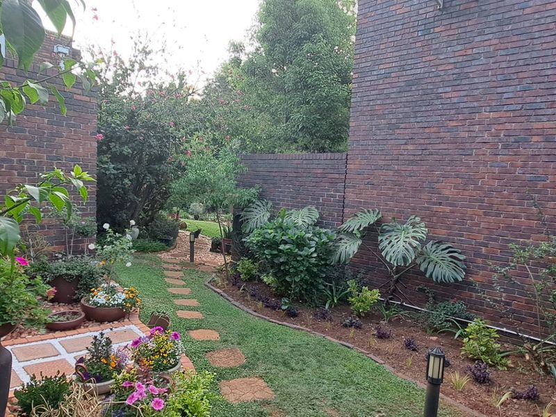 Lovely Duplex in a Secure Boomed-Off Area - Photo 5