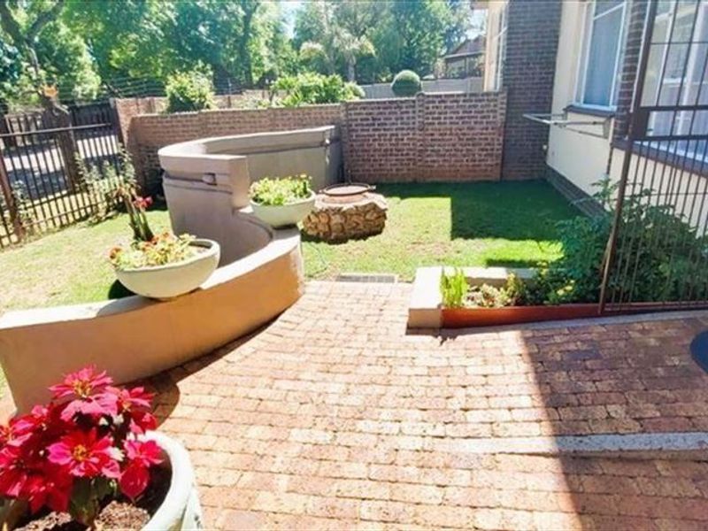 Neat and Comfortable Home with Functional Living Spaces - Photo 3