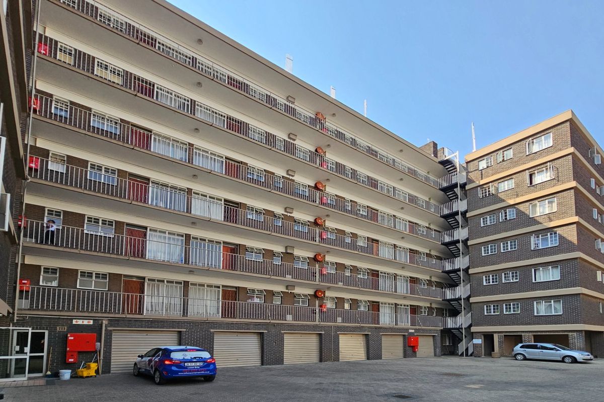 PRIME LOCATION - ARCADIA BUILDING NEWLY UPGRADED - Photo 2