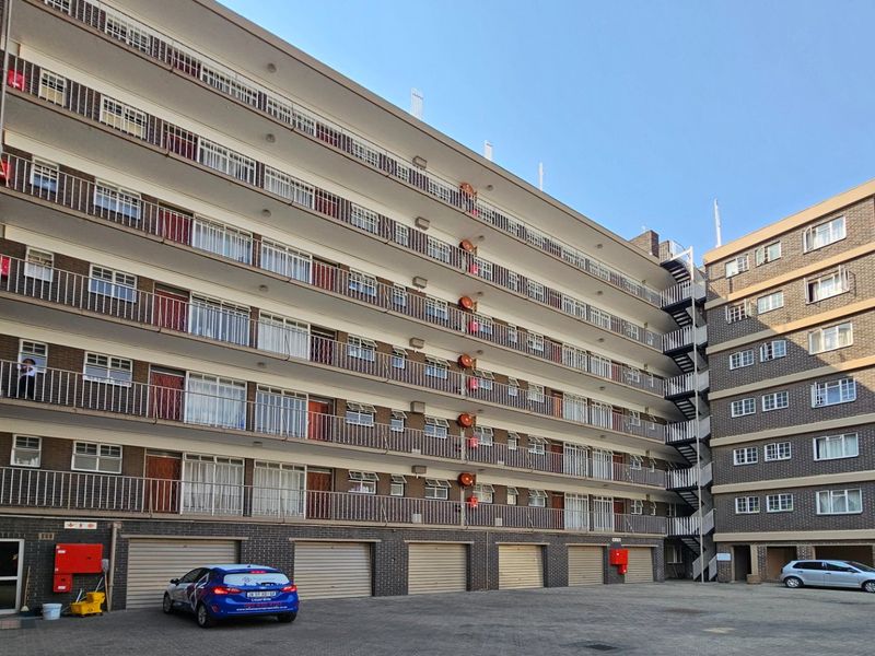 PRIME LOCATION - ARCADIA BUILDING NEWLY UPGRADED - Photo 2