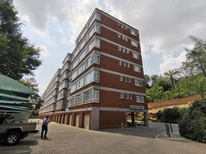 WELL MAINTAINED BUILDING IN GEZINA WALKING DISTANCE TO UP PRINSHOF - Photo 1