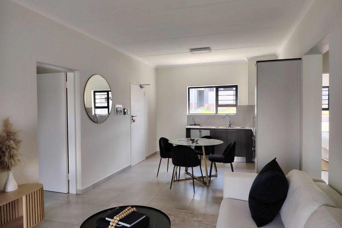 MODERN URBAN HAVEN 3 BEDROOM 2 BATH GROUND FLOOR READY TO MOVE IN - Photo 4