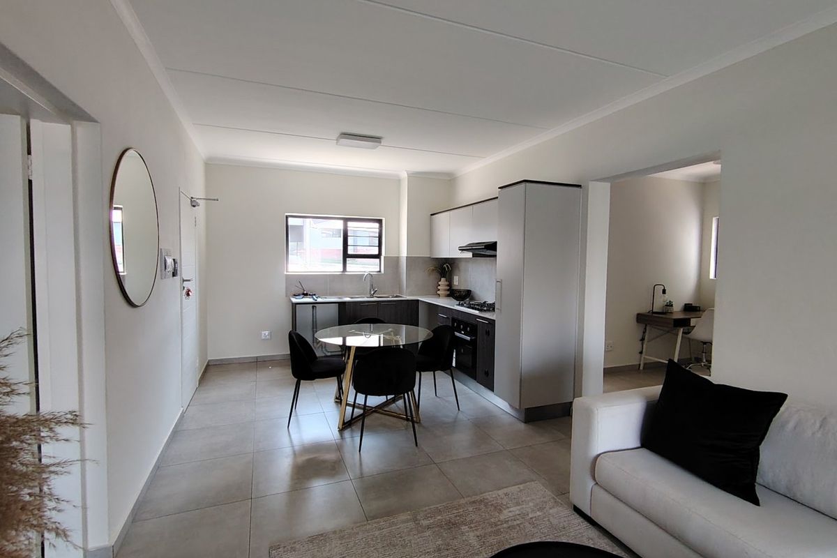 MODERN URBAN HAVEN 3 BEDROOM 2 BATH GROUND FLOOR READY TO MOVE IN - Photo 3