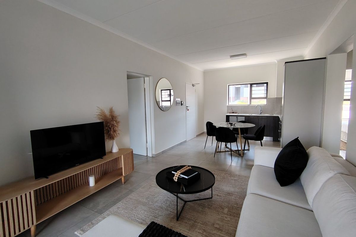 MODERN URBAN HAVEN 3 BEDROOM 2 BATH GROUND FLOOR READY TO MOVE IN - Photo 2