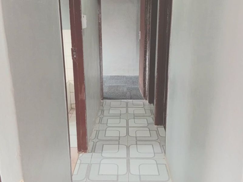 3 bedroom home. Must view Property! Perfect Starter Home in Lenasia! - Photo 9