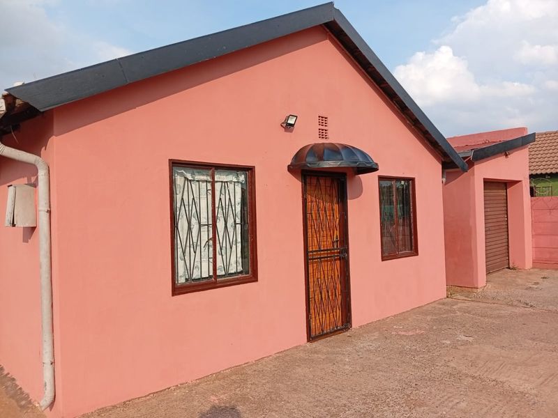 3 bedroom home. Must view Property! Perfect Starter Home in Lenasia! - Photo 2