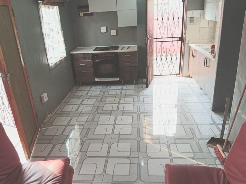 3 bedroom home. Must view Property! Perfect Starter Home in Lenasia! - Photo 7