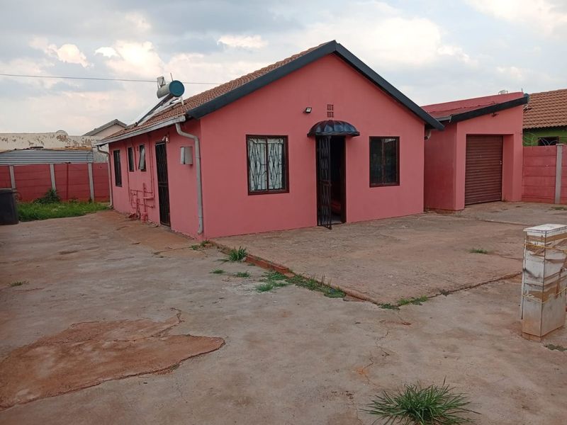 3 bedroom home. Must view Property! Perfect Starter Home in Lenasia! - Photo 3
