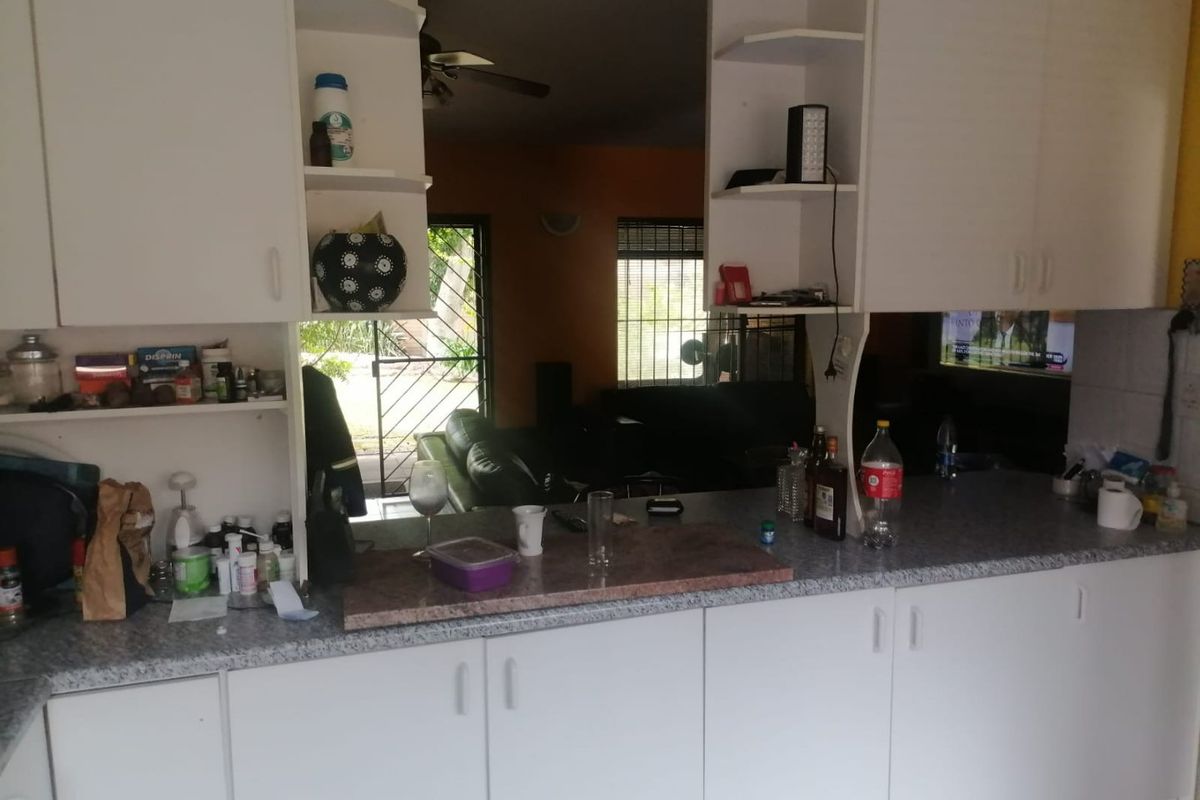 Stunning 3 Bedroom Apartment  - Photo 4