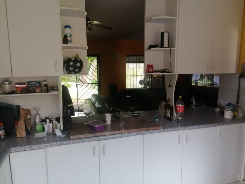 Stunning 3 Bedroom Apartment  - Photo 4