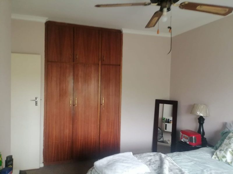 Stunning 3 Bedroom Apartment  - Photo 9