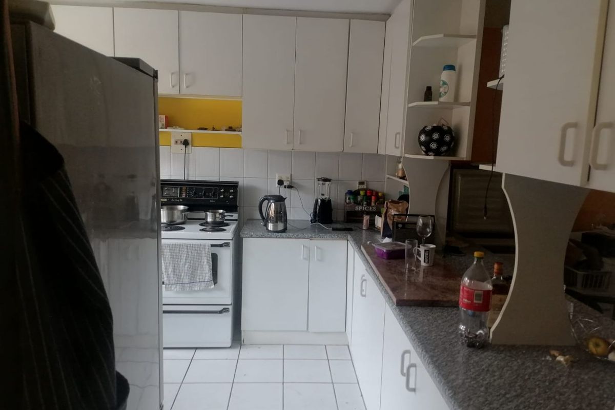 Stunning 3 Bedroom Apartment  - Photo 3