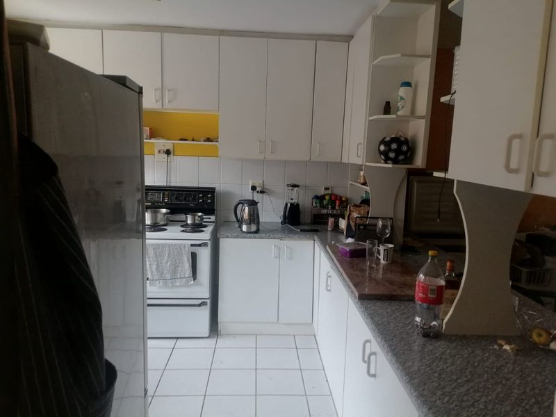 Stunning 3 Bedroom Apartment  - Photo 3