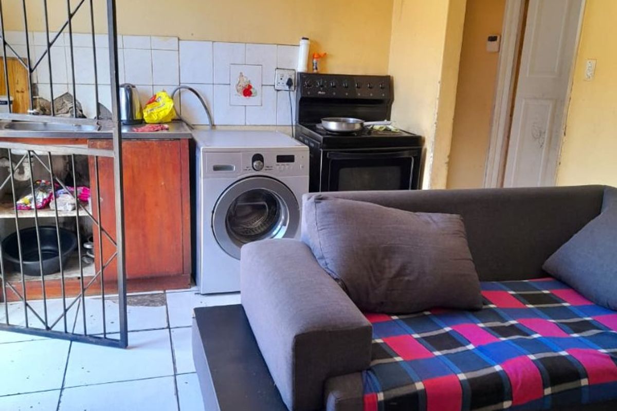 3 Bedroom Family Home with Spacious Yard and Great Potential - Photo 5