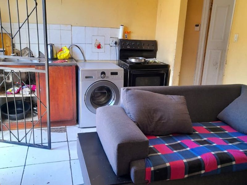 3 Bedroom Family Home with Spacious Yard and Great Potential - Photo 5