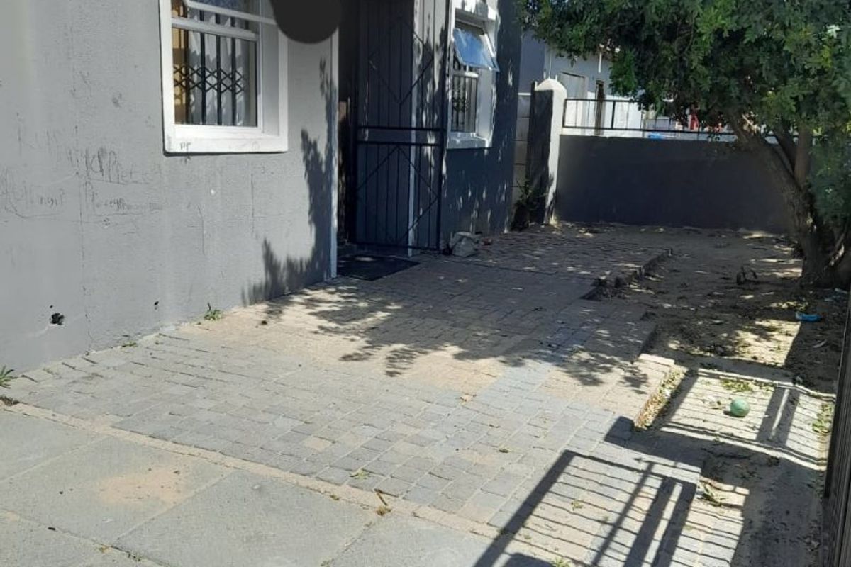 3 Bedroom Family Home with Spacious Yard and Great Potential - Photo 2