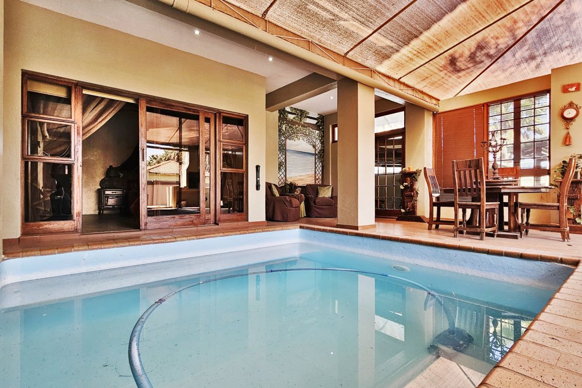 A unique Tuscan-style property on the Vaal River. - Photo 2