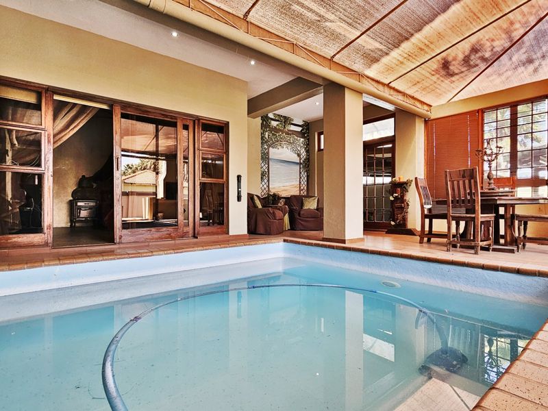 A unique Tuscan-style property on the Vaal River. - Photo 2