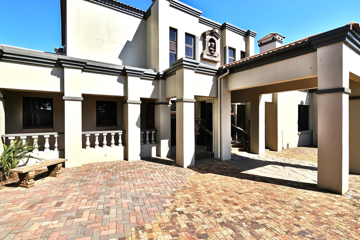 A unique Tuscan-style property on the Vaal River. - Photo 4