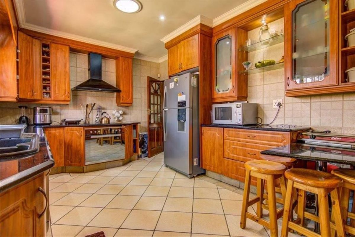 Elegant 5-Bedroom Family Home with Pool and Triple Garage - Photo 2
