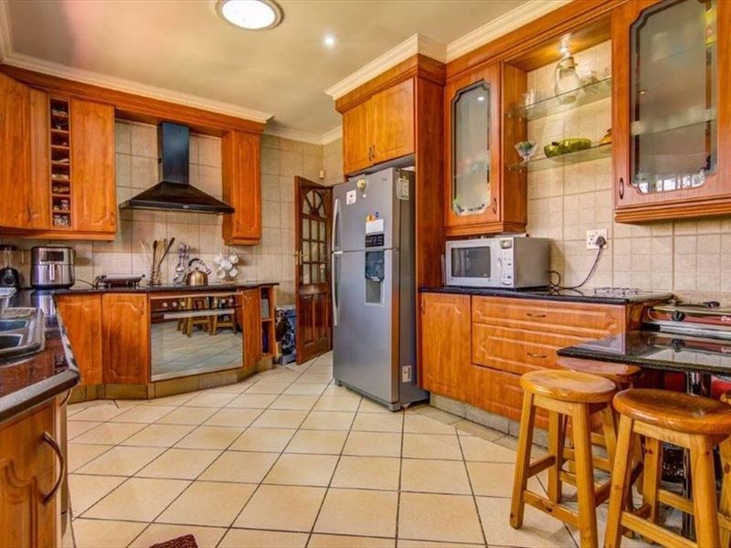 Elegant 5-Bedroom Family Home with Pool and Triple Garage - Photo 2