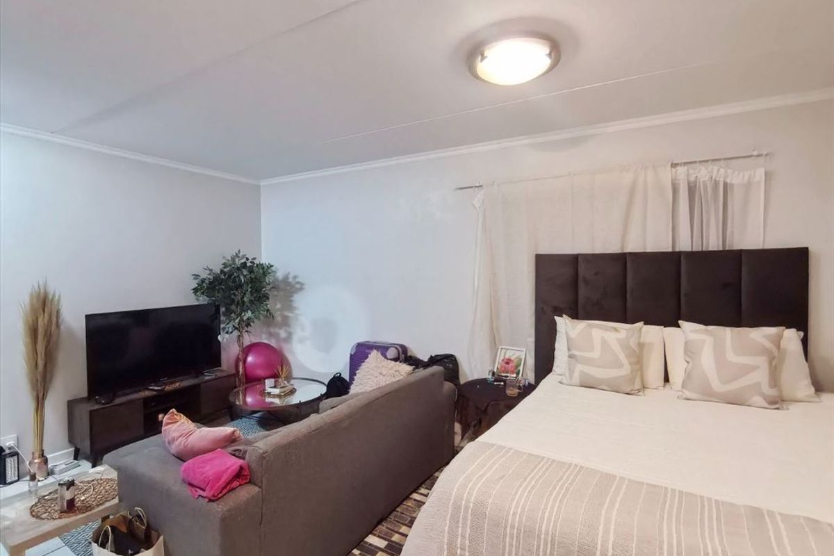 Charming 1-Bedroom Apartment with Pool Access - Photo 2