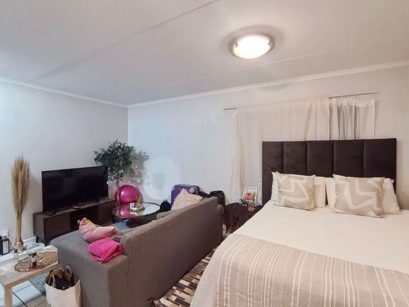 Charming 1-Bedroom Apartment with Pool Access - Photo 2